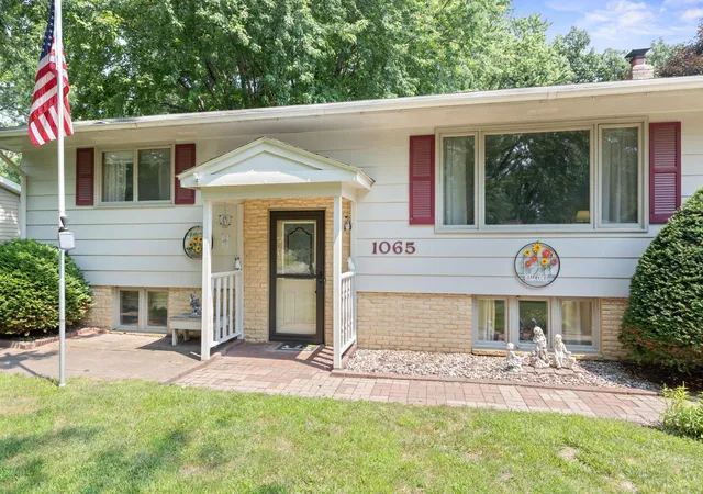 Photo 2 of Sale Pending at 1065 Sherwood St Se, Hutchinson, MN 55350 | MLS# 7114702 | Listing updated on 2026-08-19