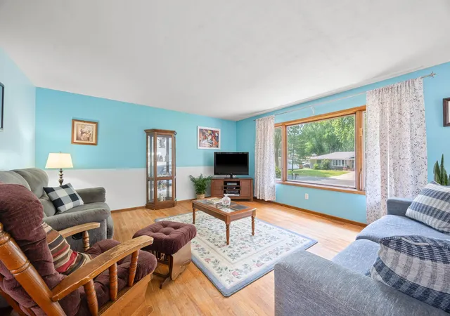 Photo 3 of Sale Pending at 1065 Sherwood St Se, Hutchinson, MN 55350 | MLS# 7114702 | Listing updated on 2026-08-19