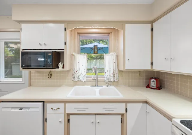 Photo 4 of Sale Pending at 1065 Sherwood St SE, Hutchinson, MN 55350 | MLS# 7114702 | Listing updated on 2026-08-19