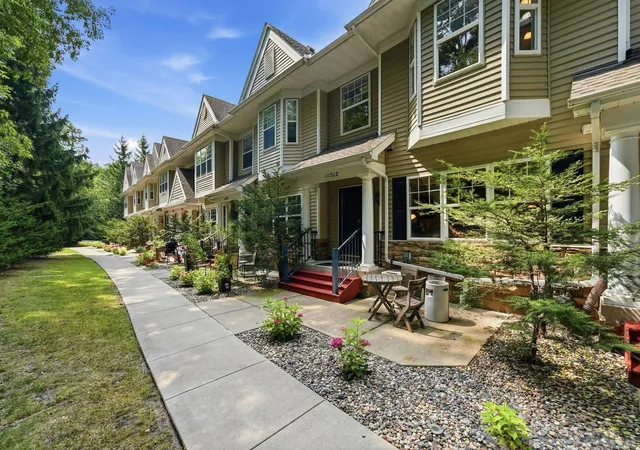 3rd image of 111302 Village Rd #2, Chaska, MN 55318 | MLS# 7114740