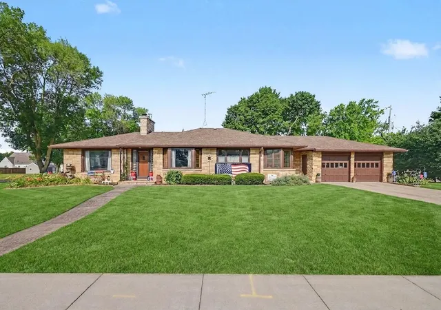 Photo 1 of Single family home for sale at 300 5th Street Ne, Montgomery, MN 56069 | MLS# 7114758 | Listing updated on 2026-09-21
