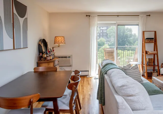 Photo 3 of Condo for sale at 2928 Dean Pkwy #4B, Minneapolis, MN 55416 | MLS# 7114960 | Listing updated on 2026-09-30