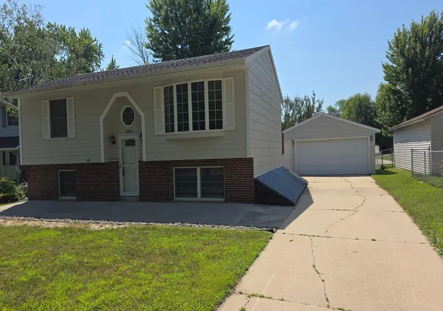 Photo 1 of Single family home for sale at 1004 21st Street Se, Rochester, MN 55904 | MLS# 7115027 | Listing updated on 2026-08-31