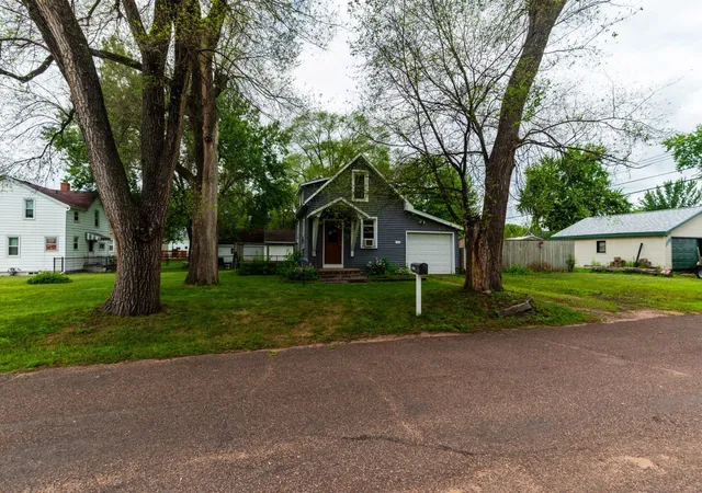 2nd image of 2316 6th St, Eau Claire, WI 54703 | MLS# 7115040