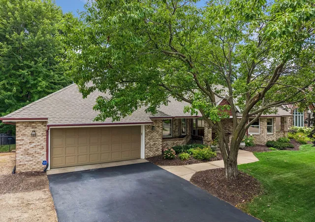 Photo 3 of Sale Pending at 2488 Hillwood Dr E, Saint Paul, MN 55119 | MLS# 7115084 | Listing updated on 2026-08-20
