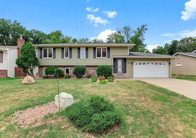 Photo 1 of Single family home for sale at 525 Lakewood Dr S, Saint Paul, MN 55119 | MLS# 7115141 | Listing updated on 2026-09-30