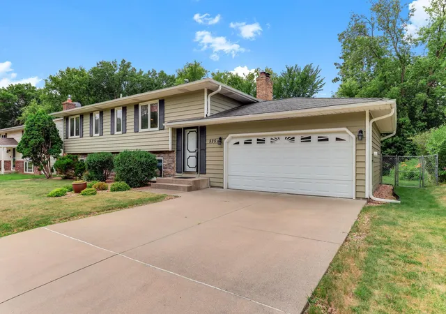 Photo 2 of Single family home for sale at 525 Lakewood Dr S, Saint Paul, MN 55119 | MLS# 7115141 | Listing updated on 2026-09-30