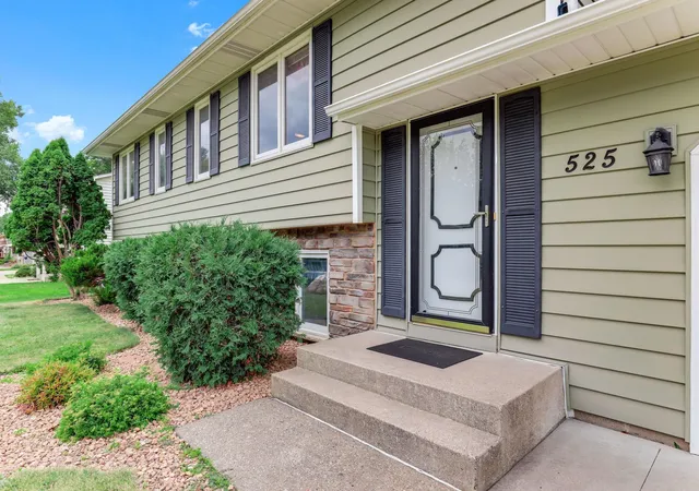 Photo 3 of Single family home for sale at 525 Lakewood Dr S, Saint Paul, MN 55119 | MLS# 7115141 | Listing updated on 2026-09-30