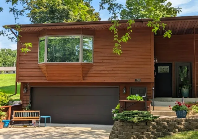 Photo 1 of Single family home for sale at 1216 Oak Dr, Montevideo, MN 56265 | MLS# 7115217 | Listing updated on 2026-09-12