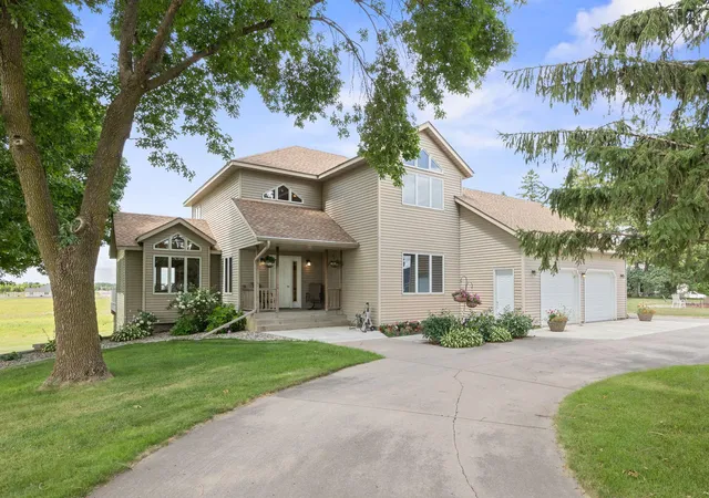 Photo 1 of Single family home for sale at 1450 Jefferson St Se, Hutchinson, MN 55350 | MLS# 7115242 | Listing updated on 2026-08-11