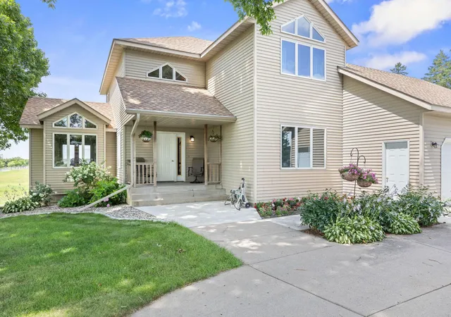 Photo 2 of Single family home for sale at 1450 Jefferson St Se, Hutchinson, MN 55350 | MLS# 7115242 | Listing updated on 2026-08-11