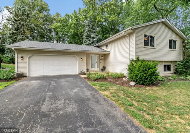 1st image of 10581 Lake Fall Dr, Eden Prairie, MN 55347 | MLS# 7115249
