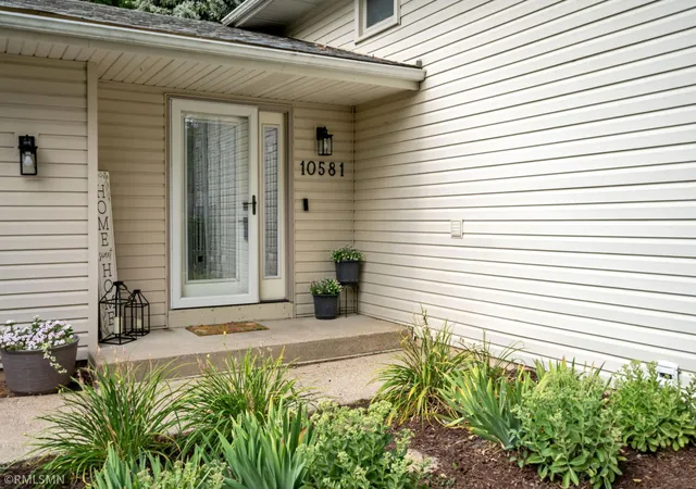 2nd image of 10581 Lake Fall Dr, Eden Prairie, MN 55347 | MLS# 7115249