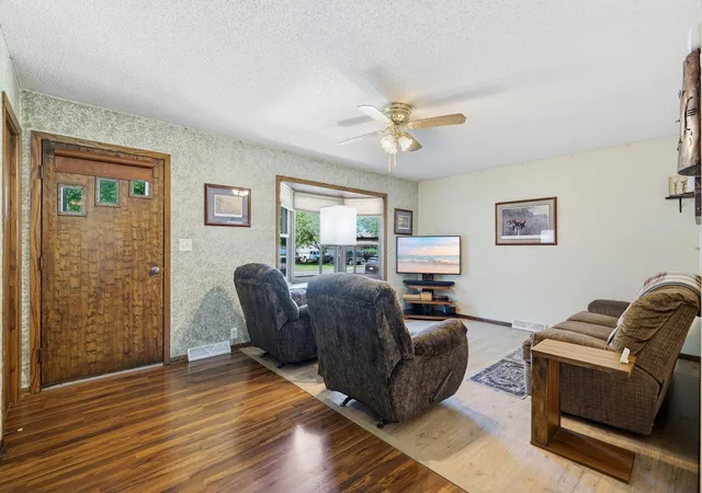 4th image of 1412 Elm Ave N, Glencoe, MN 55336 | MLS# 7115424