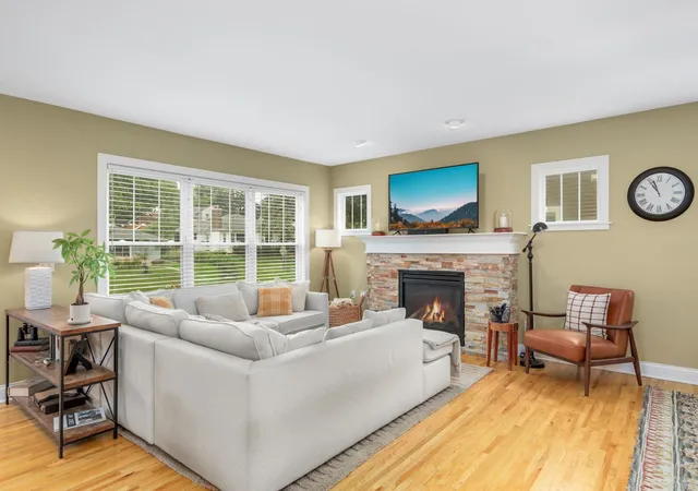 Photo 4 of Sale Pending at 1636 Saunders Ave, Saint Paul, MN 55116 | MLS# 7115437 | Listing updated on 2026-09-16
