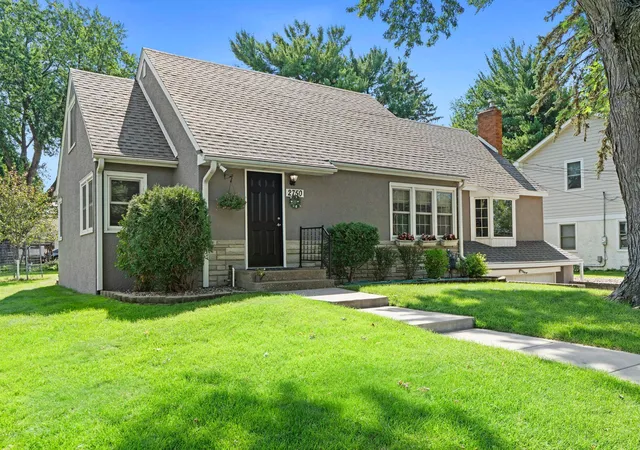 2nd image of 2750 Oxford St N, Saint Paul, MN 55113 | MLS# 7115480