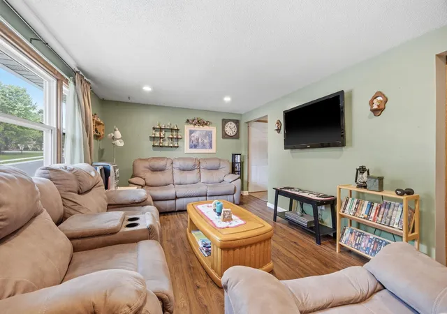 5th image of 613 Frank St Nw, Silver Lake, MN 55381 | MLS# 7115532