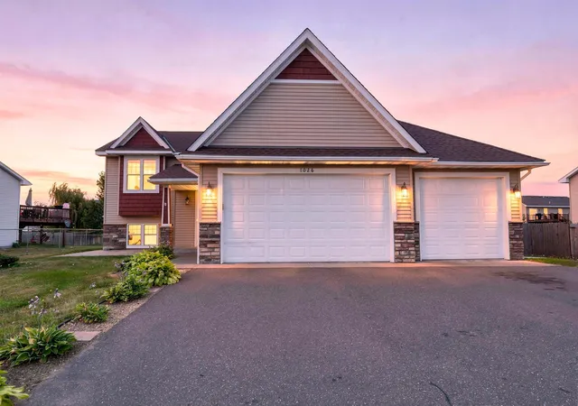 1st image of 1026 Roosevelt St S, Cambridge, MN 55008 | MLS# 7115614