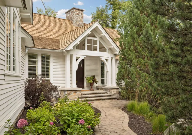 Photo 3 of Single family home for sale at 1625 Locust Hills Trl, Wayzata, MN 55391 | MLS# 7115664 | Listing updated on 2026-09-29