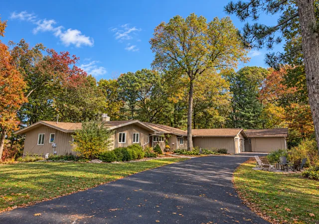 Photo 1 of Single family home for sale at 990 Blackoak Rd, Eau Claire, WI 54701 | MLS# 7115665 | Listing updated on 2026-10-21