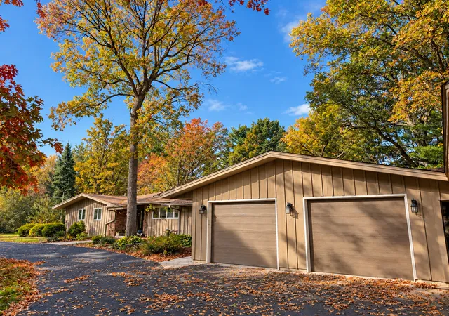 Photo 2 of Single family home for sale at 990 Blackoak Rd, Eau Claire, WI 54701 | MLS# 7115665 | Listing updated on 2026-10-21
