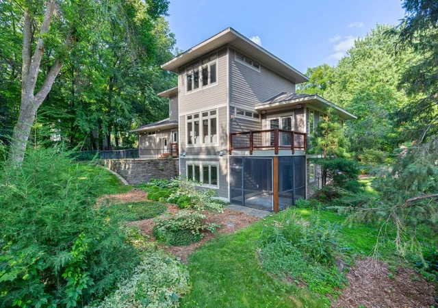 2nd image of 9340 Cedar Forest Rd, Eden Prairie, MN 55347 | MLS# 7115668