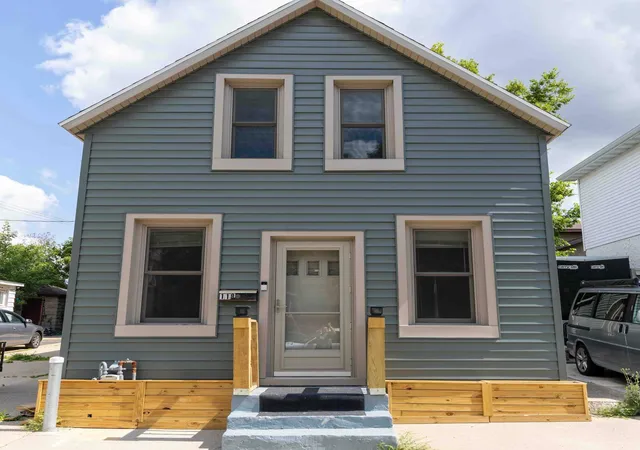 Photo 2 of Single family home for sale at 118 E Spring St, Mankato, MN 56001 | MLS# 7115697 | Listing updated on 2026-09-29