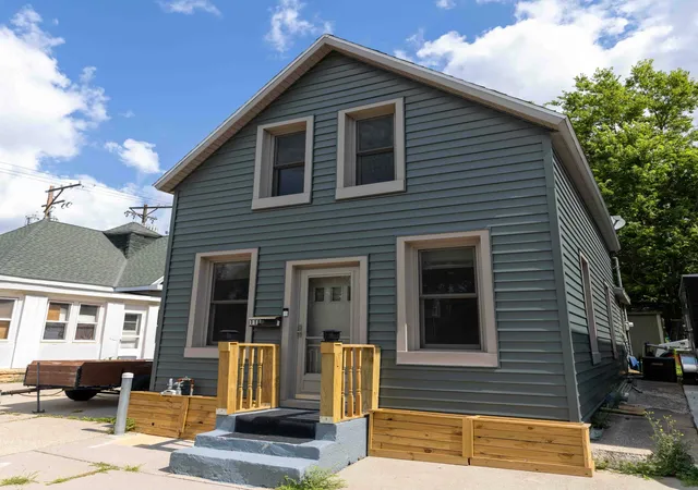 Photo 2 of Single family home for sale at 118 E Spring St, Mankato, MN 56001 | MLS# 7115697 | Listing updated on 2026-09-23