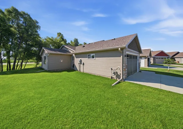 3rd image of 148 Highland Cir, Zumbrota, MN 55992 | MLS# 7115878
