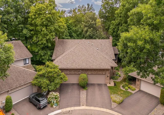1st image of 1106 Hollybrook Dr, Wayzata, MN 55391 | MLS# 7115906
