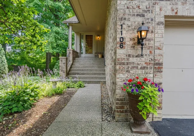 2nd image of 1106 Hollybrook Dr, Wayzata, MN 55391 | MLS# 7115906