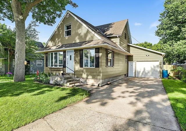 Photo 1 of Single family home for sale at 420 S 8th Street, Bird Island, MN 55310 | MLS# 7115954 | Listing updated on 2026-09-16