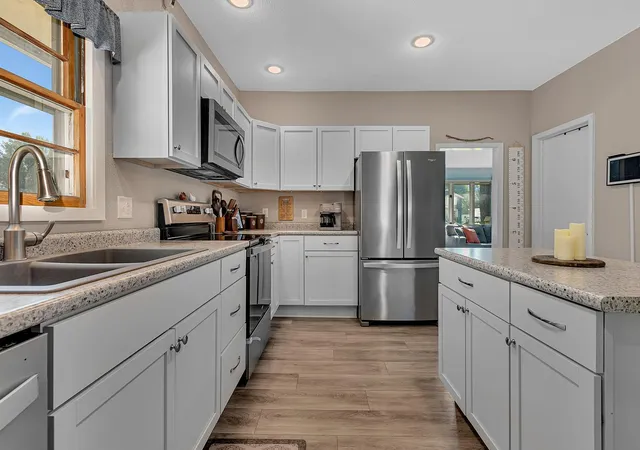 Photo 3 of Single family home for sale at 420 S 8th Street, Bird Island, MN 55310 | MLS# 7115954 | Listing updated on 2026-09-16