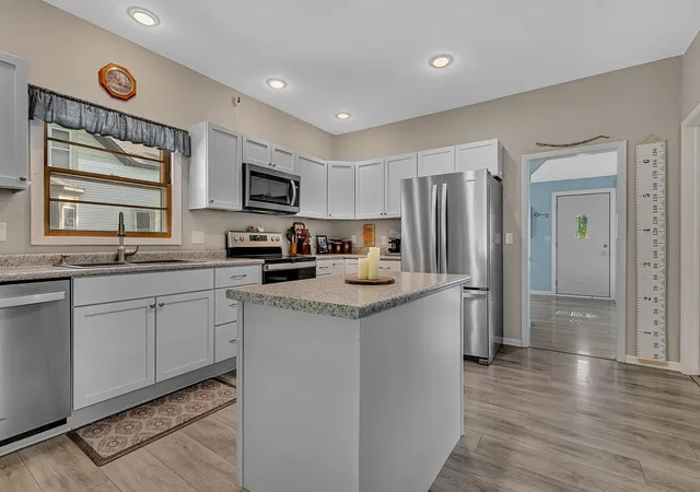 Photo 4 of Single family home for sale at 420 S 8th Street, Bird Island, MN 55310 | MLS# 7115954 | Listing updated on 2026-09-16