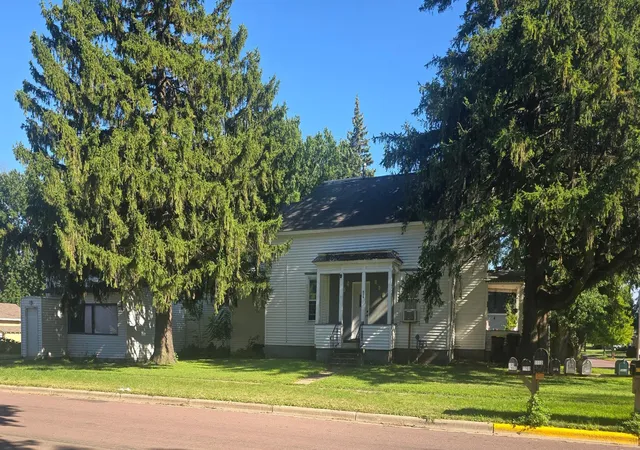 Photo 2 of Single family home for sale at 516 11th Street N, Mountain Lake, MN 56159 | MLS# 7116237 | Listing updated on 2026-08-07
