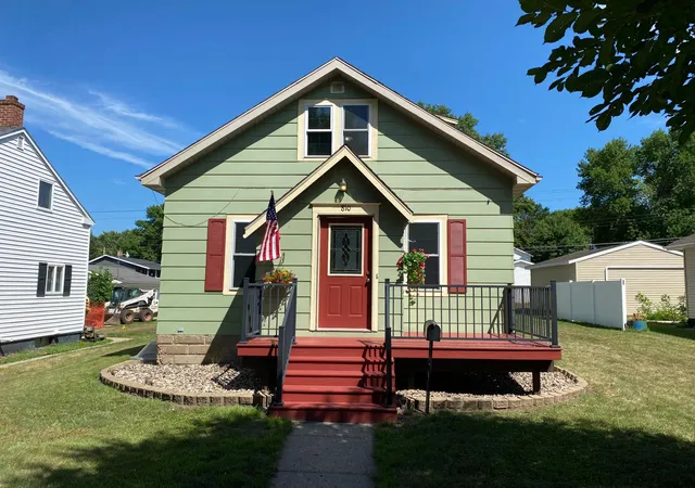 Photo 2 of Single family home for sale at 810 N 6th Street, Montevideo, MN 56265 | MLS# 7116239 | Listing updated on 2026-09-21