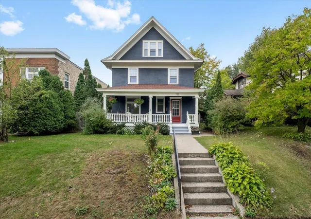 Photo 2 of Single family home for sale at 1122 Ashland Ave, Saint Paul, MN 55104 | MLS# 7116260 | Listing updated on 2026-10-07