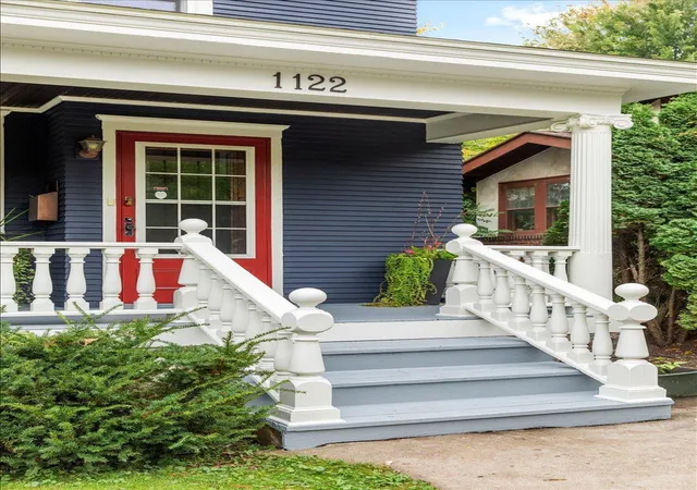 Photo 4 of Single family home for sale at 1122 Ashland Ave, Saint Paul, MN 55104 | MLS# 7116260 | Listing updated on 2026-10-07