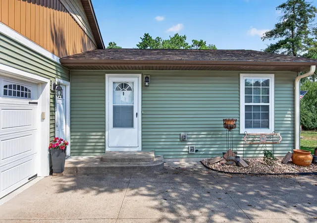 4th image of 1623 Hwy 96 E, Saint Paul, MN 55110 | MLS# 7116333