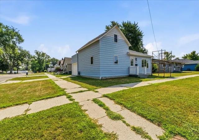 Photo 2 of Single family home for sale at 422 2nd Street N, Wahpeton, ND 58075 | MLS# 7116424 | Listing updated on 2026-08-08