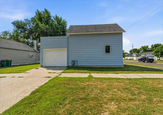 Photo 3 of Single family home for sale at 422 2nd Street N, Wahpeton, ND 58075 | MLS# 7116424 | Listing updated on 2026-08-08