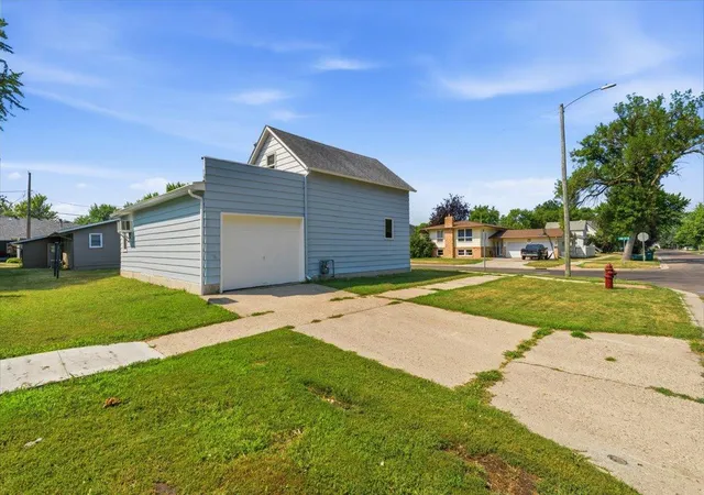Photo 4 of Single family home for sale at 422 2nd Street N, Wahpeton, ND 58075 | MLS# 7116424 | Listing updated on 2026-08-08