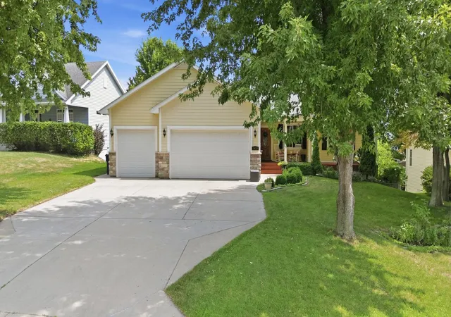 Photo 3 of Single family home for sale at 1809 Michigan Dr, Northfield, MN 55057 | MLS# 7116530 | Listing updated on 2026-10-17