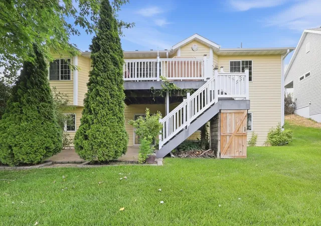 Photo 4 of Single family home for sale at 1809 Michigan Dr, Northfield, MN 55057 | MLS# 7116530 | Listing updated on 2026-09-30