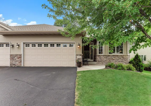1st image of 1976 Castle Ct E, Saint Paul, MN 55109 | MLS# 7116533