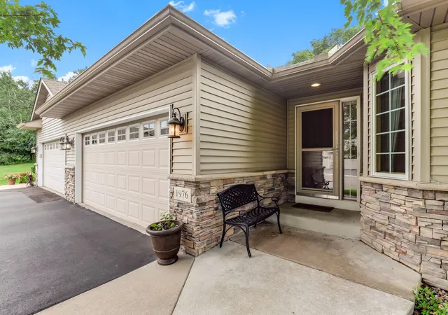 2nd image of 1976 Castle Ct E, Saint Paul, MN 55109 | MLS# 7116533