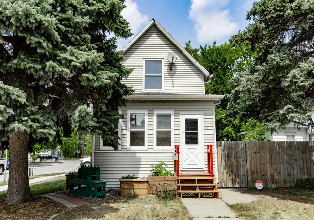Photo 1 of Single family home for sale at 723 6th Avenue N, Fargo, ND 58102 | MLS# 7116623 | Listing updated on 2026-09-02
