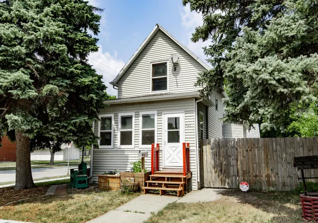 Photo 2 of Single family home for sale at 723 6th Avenue N, Fargo, ND 58102 | MLS# 7116623 | Listing updated on 2026-09-02