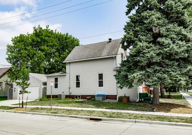 Photo 4 of Single family home for sale at 723 6th Avenue N, Fargo, ND 58102 | MLS# 7116623 | Listing updated on 2026-09-02