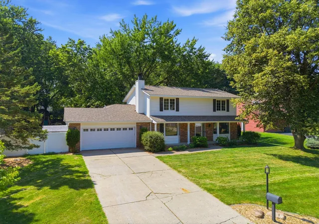 2nd image of 7610 Heritage Rd, Eden Prairie, MN 55346 | MLS# 7116708